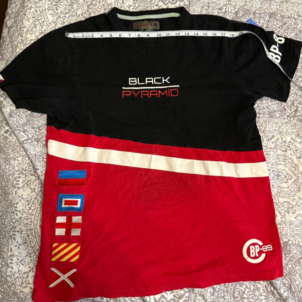 Black Pyramid Men's T-Shirt Size 2XL with Flag Design